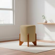Puff Decorativo Eloah Redondo Assento Extra para Sala Quarto Suede Pufe com Pés de Madeira