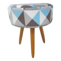 Puff Decorativo Redondo com Pés de Madeira Palito Tecido Triângulo Azul - JBF Poltronas e Cia Puff Decorativo Redondo com Pés de Madeira Palito Tecido Triângulo Azul - JBF Poltronas e Cia