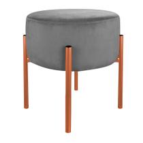 Puff Decorativo Suede Cinza Base Metálica Cobre - Vallisa Decor