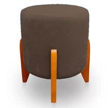Puff Decorativo Thor Pés Em Madeira Tecido Suede Capuccino Kimi Decor