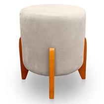 Puff Decorativo Thor Pés Em Madeira Veludo Bege Kimi Decor