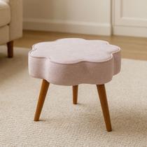 Puff Flor Em Bouclé Com Pés Em Madeira Maciça Reforçada