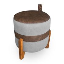 Puff Le Mans Veludo Cinza e Corano Nozes Base de Madeira - Pallazio