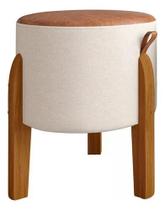 PUFF LUMA material sintético DECORATIVO COM PÉS EM MADEIRA PARA SALA QUARTO BEGE