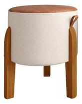 PUFF LUMA material sintético DECORATIVO COM PÉS EM MADEIRA PARA SALA QUARTO BEGE