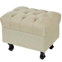 Puff París Luis Xv Capitone Suede Bege Pés Madeira - Lyam Decor