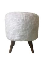 Puff Pé Palito Redondo Não é Segredo Astracan Pelúcia Branco Pés Marrom 40x45 Puff Pé Palito Redondo Não é Segredo Astracan Pelúcia Branco Pés Marrom 40x45