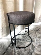 Puff preto em linho cinza. Puff preto em linho cinza.