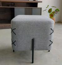 Puff Quadrado Decorativo Moscou em Linho Cinza Base Metal Preta - Luz Decor