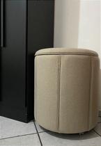 Puff Redondo Baú Não É Segredo Debrum Linho Palha 54X60 Puff Redondo Baú Não É Segredo Debrum Linho Palha 54X60