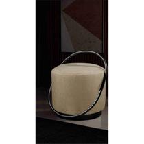 Puff Redondo com Base em Ferro, Estofado e Detalhe em Arco Lunar Puff Redondo com Base em Ferro, Estofado e Detalhe em Arco Lunar