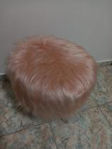 Puff Redondo com Pés de Madeira Palito Tecido Pelúcia Rosa