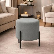 Puff Redondo Decorativo para Sala Quarto com Pés de Ferro Preto Luxor