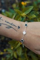 Pulseira 5 trevos em prata 925 legitima trevos em madreperola e preto cravejados Zirconias Pulseira 5 trevos em prata 925 legitima trevos em madreperola e preto cravejados Zirconias