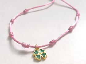 Pulseira 7 Nós em Seda Rosa Ajustável com Pingente Dourado Trevo 4 Folhas Pulseira 7 Nós em Seda Rosa Ajustável com Pingente Dourado Trevo 4 Folhas