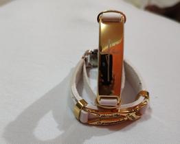 Pulseira artesanal com detalhe em metal dourado