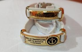 Pulseira artesanal com detalhe em metal dourado