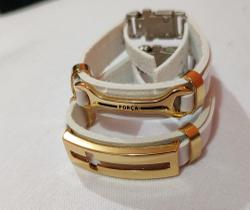 Pulseira artesanal com detalhe em metal dourado