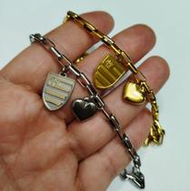 Pulseira Bracelete com Pingentes de Escudo e Time do Coração Pulseira Bracelete com Pingentes de Escudo e Time do Coração