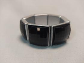pulseira bracelete de abs cinza com pedra preta elasticada