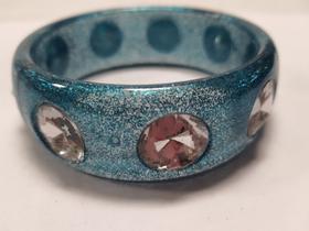 pulseira bracelete de acrilico com glitter e chaton redondo azul