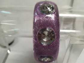 pulseira bracelete de acrilico com glitter e chaton redondo roxo