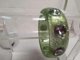 pulseira bracelete de acrilico com glitter e chaton redondo verde