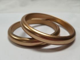 pulseira bracelete de acrilico metálico liso kit 2pç dourado