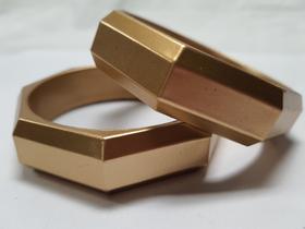 pulseira bracelete de acrilico metálico poligonal dourado kit 2pç