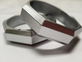 pulseira bracelete de acrilico metálico poligonal kit 2pç prata