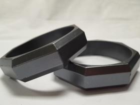 pulseira bracelete de acrilico metálico poligonal kit 2pç preto