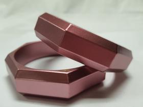 pulseira bracelete de acrilico metálico poligonal kit 2pç rosa