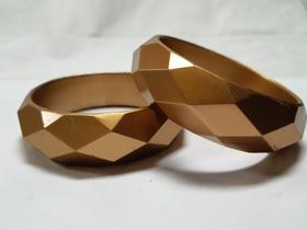 pulseira bracelete de acrilico metálico prismático kit 2pç dourado