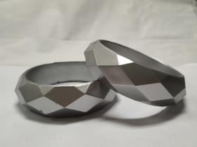 pulseira bracelete de acrilico metálico prismático kit 2pç prata
