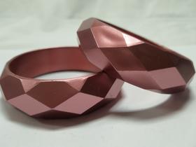 pulseira bracelete de acrilico metálico prismático kit 2pç rosa