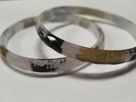 pulseira bracelete de acrilico transparente preto e dourado kit 2pç