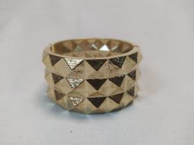 pulseira bracelete de metal dourado escovado com detalhes de espinhos quadrados
