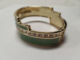 pulseira bracelete de metal resinado dourado e verde com strass