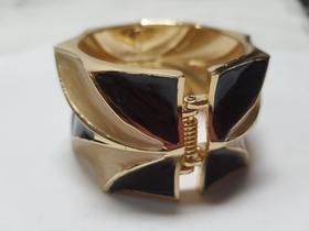 pulseira bracelete de metal resinado preto e bege detalhes dourado relevado