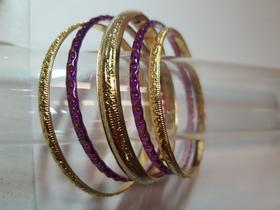 pulseira bracelete metal lilás e dourado glitter