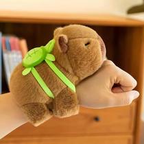Pulseira Capivara De Pelúcia Fofa Com Mochilinha XZ-2311 Pulseira Capivara De Pelúcia Fofa Com Mochilinha XZ-2311