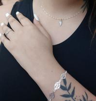 Pulseira com elos e três folhas