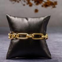 Pulseira com elos medindo 22 cm de comprimento, incluído extensor. Banhada a ouro 18k