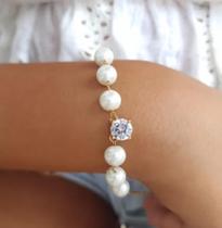 Pulseira com ponto de luz de zircônia branca e pérola shell em banho de ouro 18k