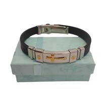Pulseira cruz em silicone preto e metal dourado com trava