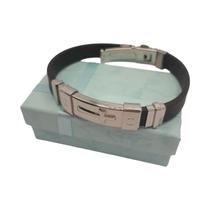 Pulseira cruz em silicone preto e metal dourado com trava