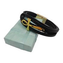 Pulseira cruz média em couro preto com trava de imã