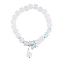 Pulseira de calcedônia branca com pingente de borboleta de esmalte azul Pulseira de calcedônia branca com pingente de borboleta de esmalte azul