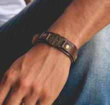Pulseira de Couro Medalha de São Bento Masculina e Feminina Pulseira de Couro Medalha de São Bento Masculina e Feminina