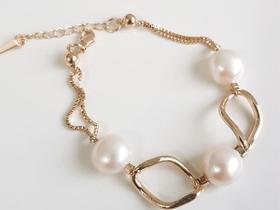 Pulseira de Elos com Pérolas Barrocas Folheado a Ouro 18k Pulseira de Elos com Pérolas Barrocas Folheado a Ouro 18k